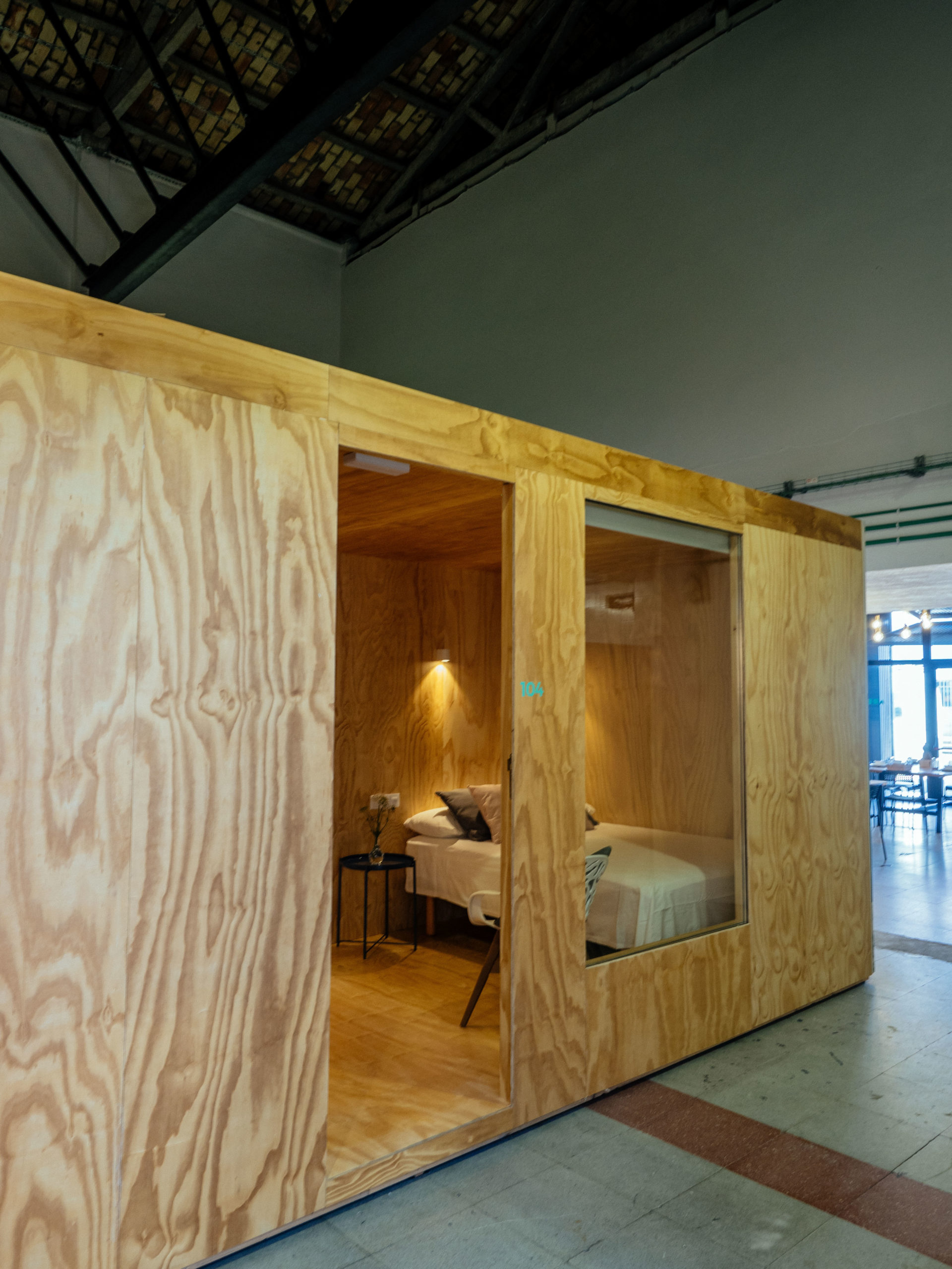 fotografía interior con habitáculos con las habitaciones en entorno industrial